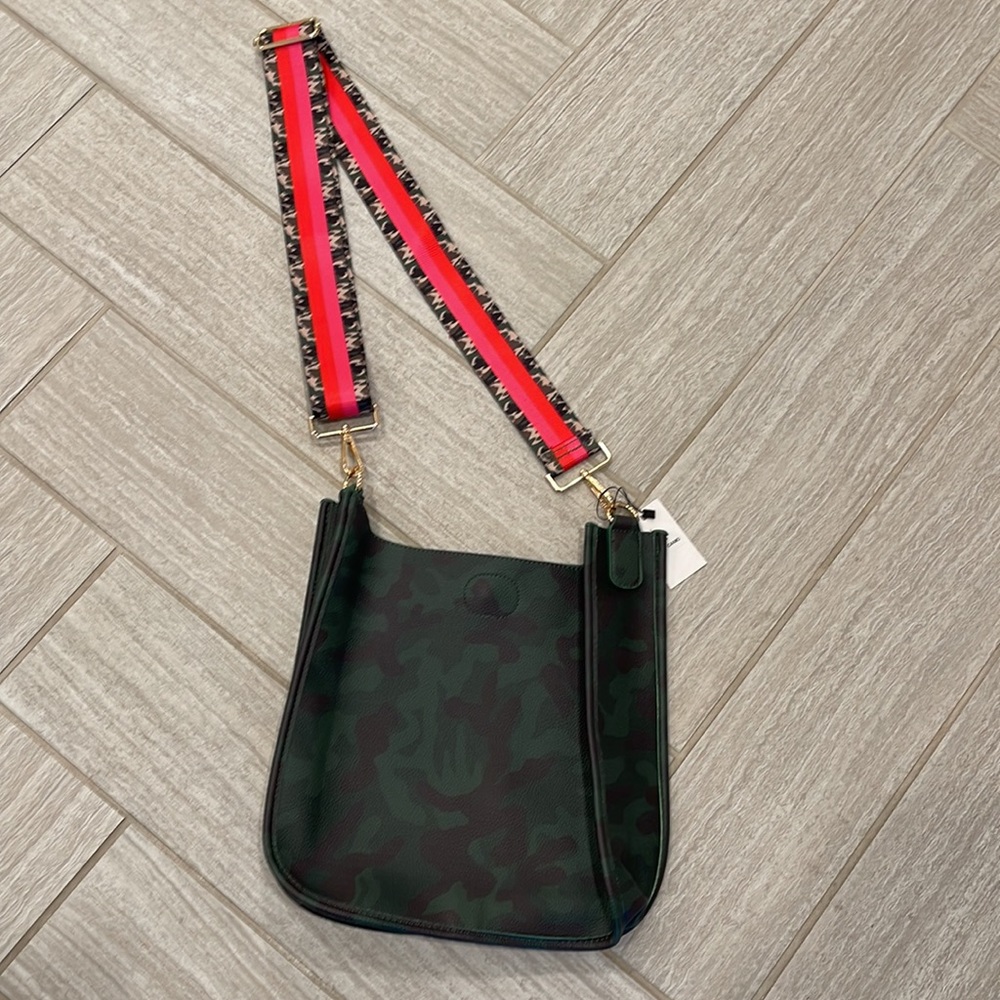 Social green camo vegan messenger bag - Picture 2 of 6